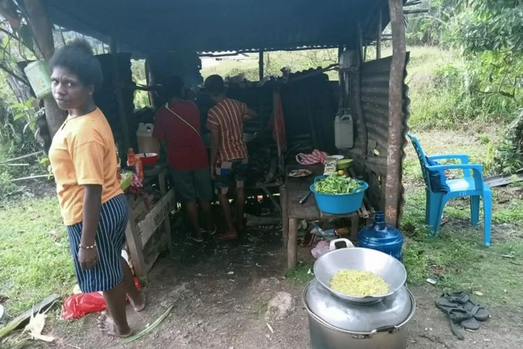 Lokasi pengungsian Lamberti Faan di Distrik Ayawasi, Kabupaten Maybrat, Papua Barat. Ia mengungsi di sini bersama dengan enam keluarga lainnya dari Distrik Aifat Timur Tengah.