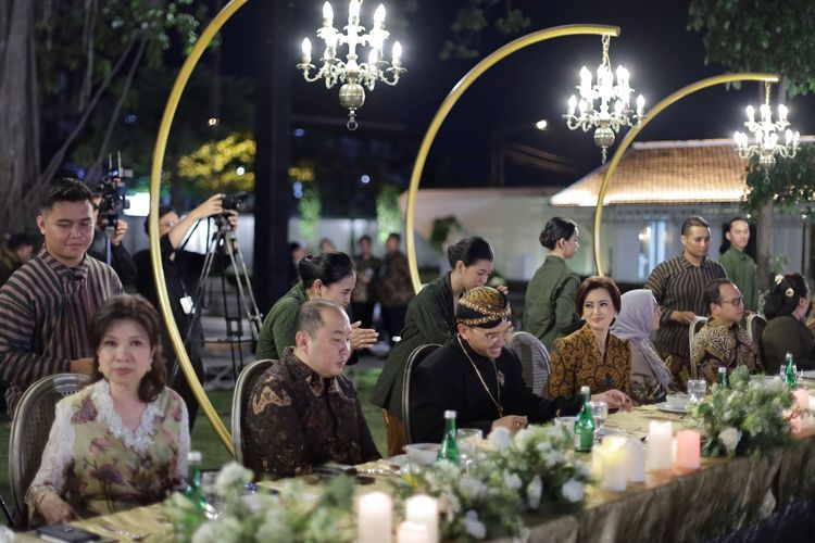 Royal Heritage Dinner bersama Kanjeng Gusti Pangeran Adipati Arya Mangkoenagoro
X, yang menyuguhkan hidangan warisan keluarga raja-raja Mangkunegaran.