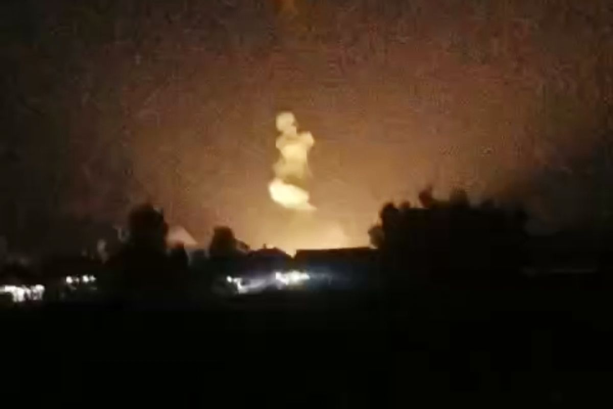 Bias cahaya ledakan petasan balon udara dari kejauhan di Desa Plakpak, Kec. Pengantenan Pamekasan, Sabtu malam (6/9/2025)