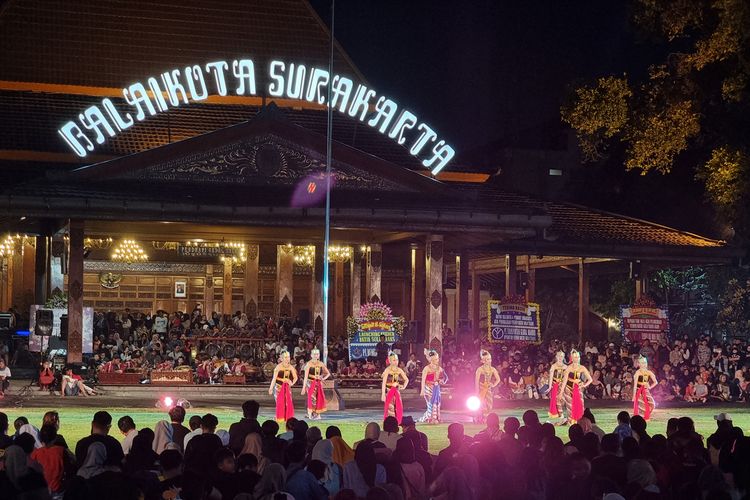 Pertunjukan Sendratari Ramayana pada Malam Tahun Baru 2024 di Kota Solo, Jawa Tengah.