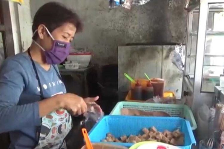 LAYANI—Karyawan Yanti sementara melayani permintaan pembeli pentol goreng.