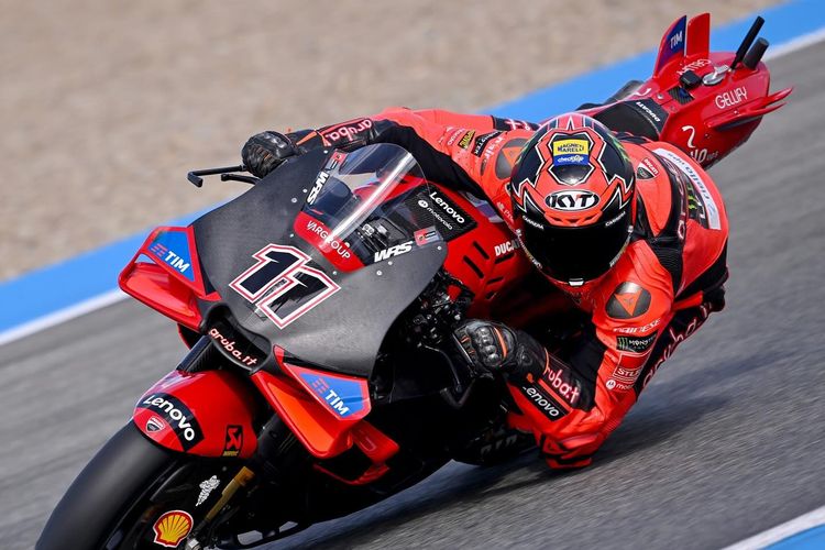 Nicolo Bulega jajal Ducati Desmosedici GP25 di Sirkuit Jerez