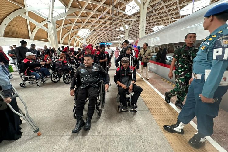 Dalam rangka memperingati Hari Disabilitas Internasional pada 3 Desember, 
KCIC berkolaborasi dengan Pemerintah Provinsi Jawa Barat memfasilitasi para penyandang disabilitas yang tergabung dalam Motor Disable Federation (Modif) Indonesia untuk mencoba kereta cepat Whoosh, Minggu (3/12/2023). 