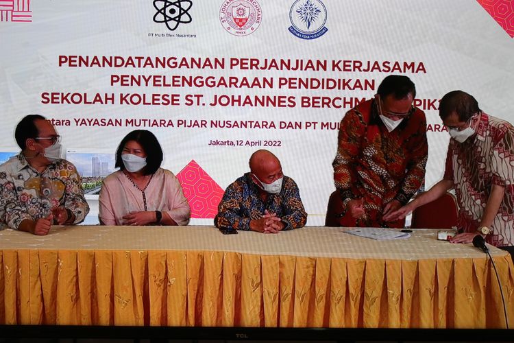Penandatanganan kerja sama penyelenggaraan pendidikan Sekolah Kolese St Johannes Berchmans antara Yayasan Mutiara Pijar Nusantara dan PT Multi Efek Nusantara, di Jakarta Pusat, Selasa (12/4/2022).