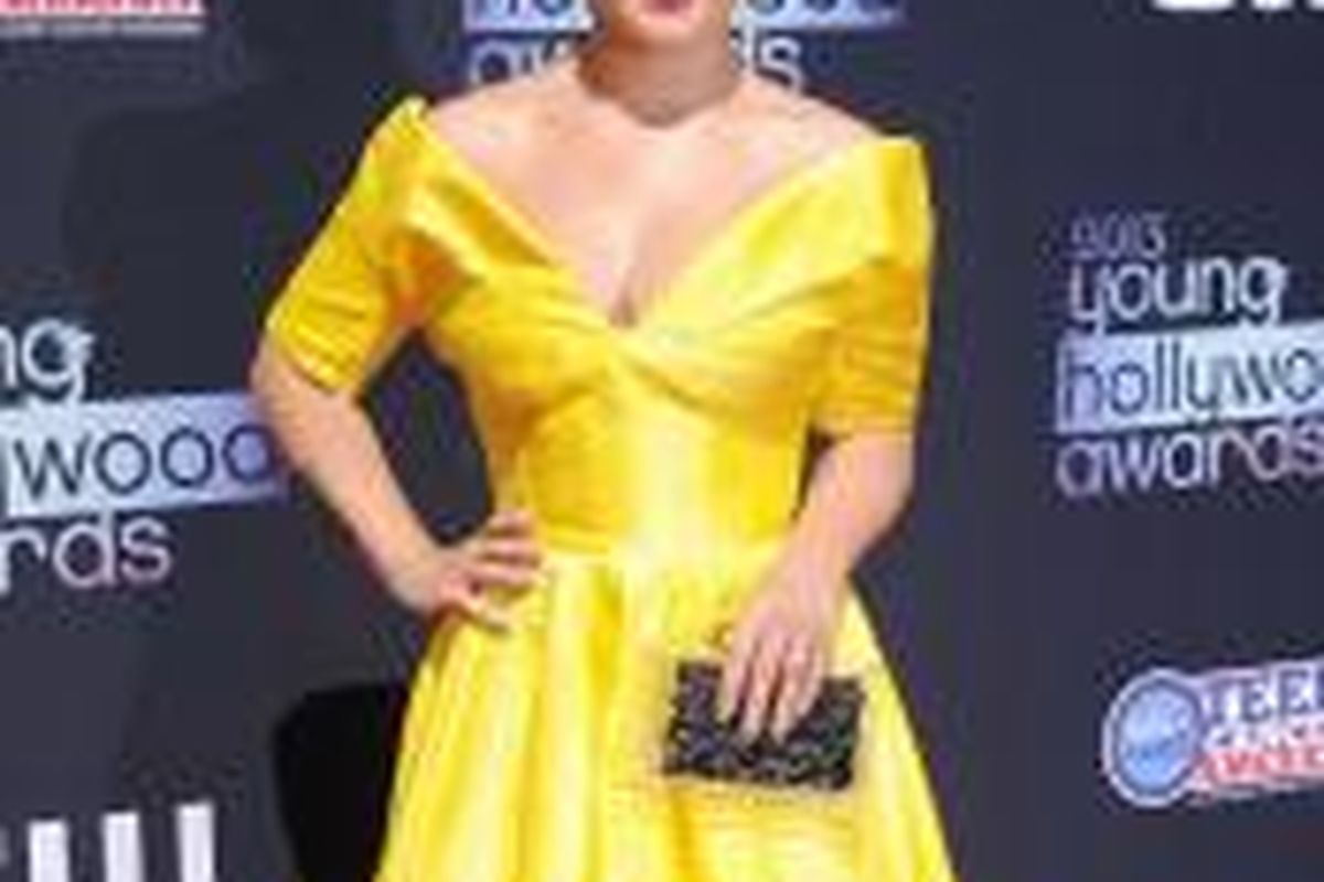 Kelly Osbourne (28), yang baru saja menuntut pemilik properti yang dulu pernah dia sewa. Kelly mengajukan tuntutan lantaran si pemilik tak mengembalikan uang deposit keamanan sebesar 18.700 Dolar AS atau sekitar Rp 212.499.320 (1 Dolar AS = Rp 11.363,6). 