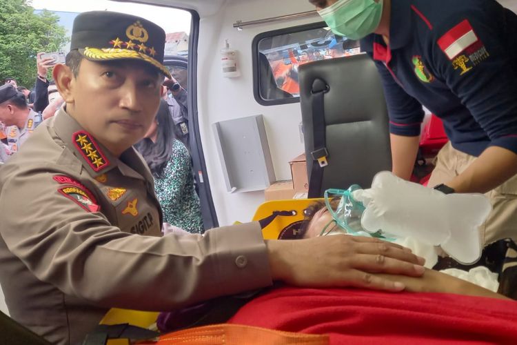 Kapolri, Jendral Listyo Sigit Prabowo saat melihat kondisi Kapolda Jambi, Irjen Pol Rusdi Hartono yanh baru diturunkan dari Helikopter TNI-AU jenis Superpuma di Bandara Sultan Thaha Jambi, Selasa sore (21/2/2023).