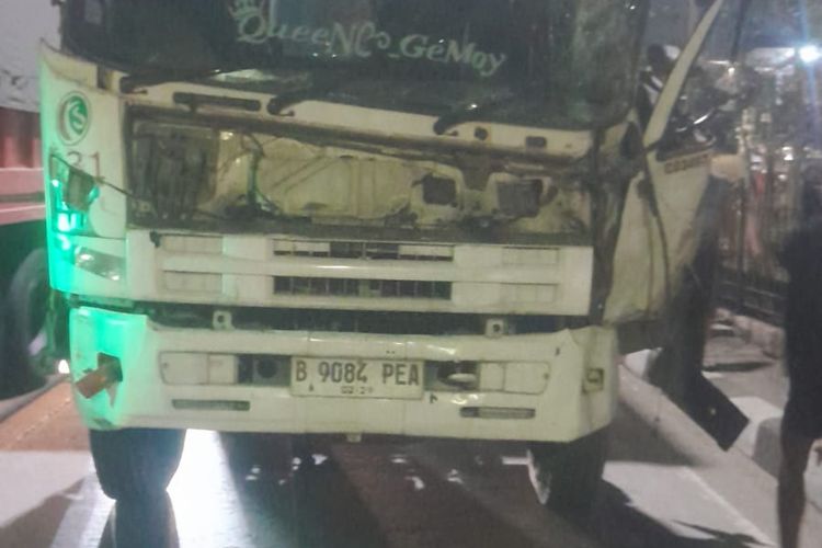 Truk Trailer Tabrak Angkot dan Tiang Lampu di Koja Jakut, Seorang Pejalan Kaki Tewas