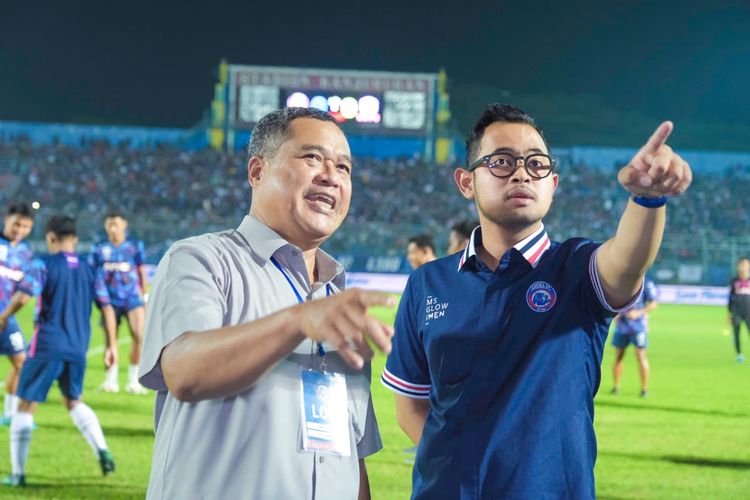 Panpel Abdul Haris dan Presiden Arema FC Gilang Widya sedang berdiskusi saat sebelum berlangsungnya uji coba melawan RANS Nusantara FC yang berakhir dengen skor 4-0 di Stadion Kanjuruhan Kabupaten Malang, Selasa (7/6/2022) malam.