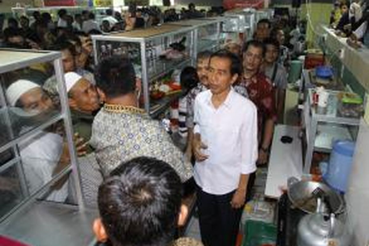 Gubernur DKI Jakarta Joko Widodo berbincang dengan pedagang makanan usai meresmikan Food Court Pasar Blok G Pasar Tanah Abang, Jakarta Pusat, Senin (14/4/2014). Sebanyak 103 pedagang membuka usahanya untuk melayani pengunjung pasar yang didanai oleh beberapa bank di Jakarta. Warta Kota/Angga Bhagya Nugraha