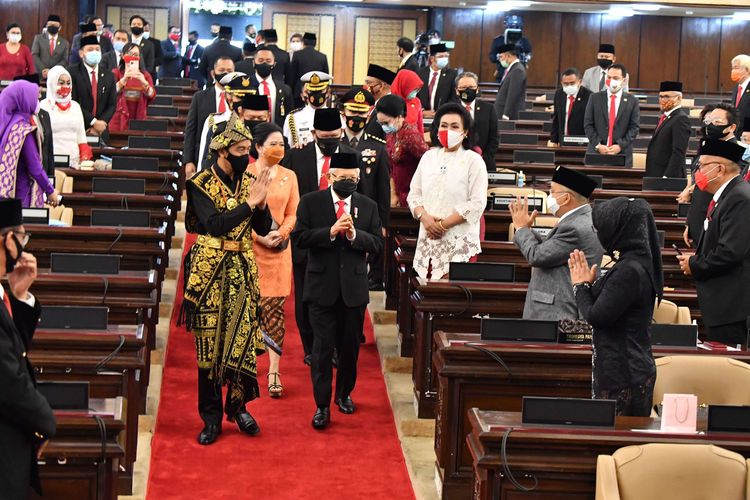 Presiden Joko Widodo mengenakan baju adat dari Pulau Sabu Nusa Tenggara Timur saat memberikan pidato dalam rangka penyampaian laporan kinerja lembaga-lembaga negara dan pidato dalam rangka HUT ke-75 Kemerdekaan RI pada acara sidang Tahunan MPR dan Sidang bersama DPR-DPD di Komplek Parlemen, Senayan, Jakarta Pusat, Kamis (14/8/2020).