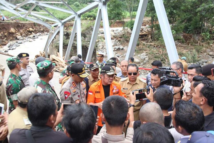 Gubernur Sumatera Selatan Herman Deru saat meninjau kondisi jembatan Air Mulak yang rusak akibat terjang banjir. Jembatan itu merupakan penghubung desa Pengentaan dan desa Lesung Batu Kecamatan Mulak Ulu Kabupaten Lahat.