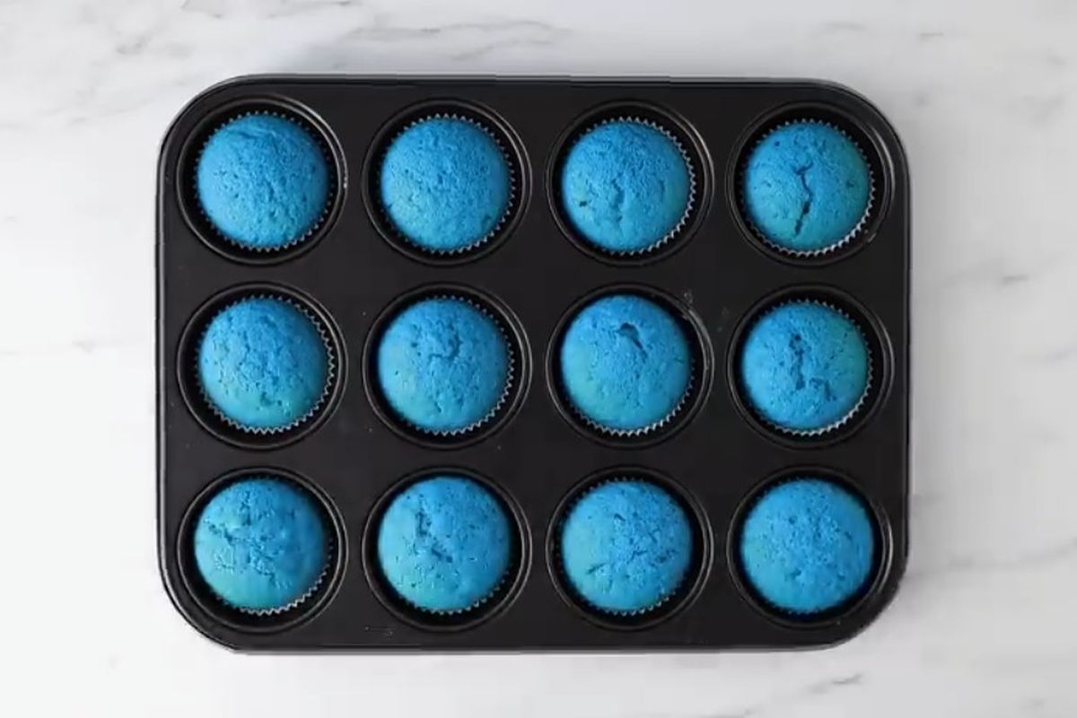 Muffin biru yang digunakan dalam eksperimen Blue Poop Challenge.