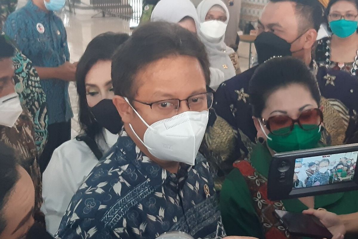 Menteri Kesehatan (Menkes) Budi Gunadi Sadikin meninjau vaksinasi di Pagelaran Keraton Solo, Jawa Tengah, Rabu (29/9/2021).