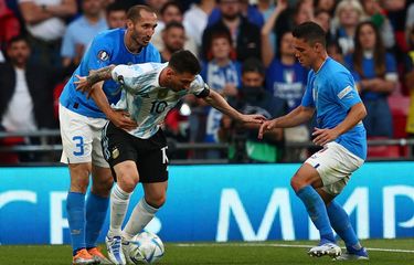 Bek Italia, Giorgio Chiellini, menarik badan penyerang Argentina, Lionel Messi, dalam ajang Finalissima Italia vs Argentina di Stadion Wembley, Inggris, 1 Juni 2022.