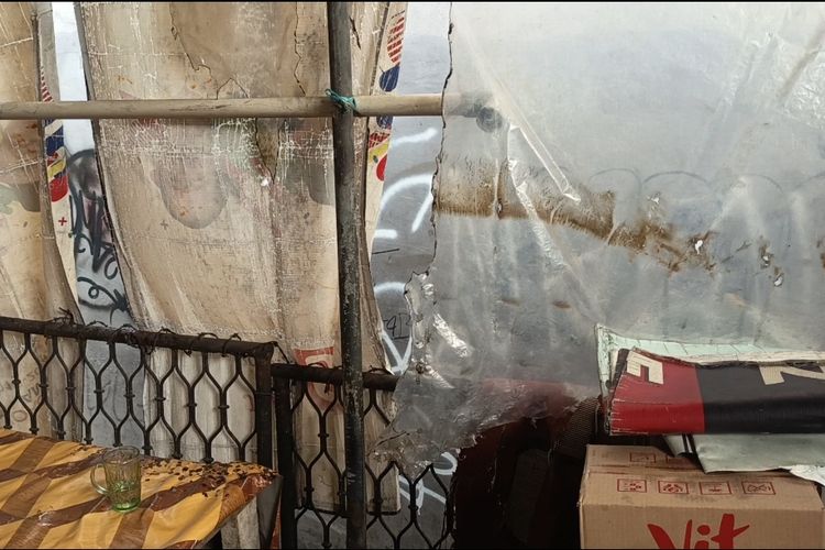 Teror Pembakaran di Matraman Jaktim: Terpal dan Penutup Warung Dibakar, Api Langsung Besar