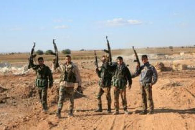 Milisi propemerintah Suriah ikut membantu upaya mengakhiri pengepungan atas pangkalan udara Kweyris. 