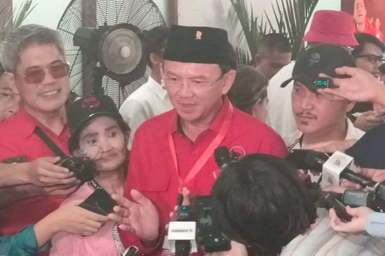 Politikus PDI-P sekaligus mantan Gubernur DKI Jakarta Basuki Tjahaja Purnama atau Ahok di Sekolah Partai, Lenteng Agung, Jakarta, Rabu (10/1/2024).