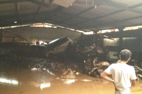 Banjir Bandang Terjang Kota Bandung, 17 Mobil Terseret hingga Menumpuk