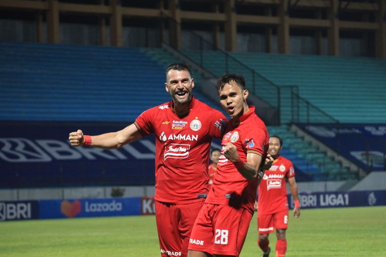 Marko Simic dan Rezaldi Hehanusa berselebrasi bersama usai mencetak gol pada laga Madura United vs Persija Jakarta, Jumat (22/10/2021) malam WIB di Stadion Moch Soebroto, Magelang.