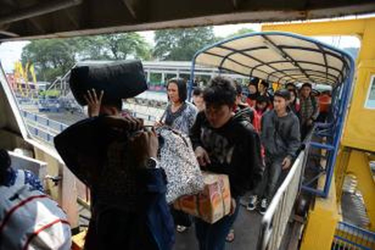 Pemudik menaiki kapal ferry di Pelabuhan Merak, Banten, Minggu (4/8/2013). PT ASDP Indonesia Ferry menambah 2 kapal ferry untuk melayani lonjakan arus mudik sehingga total terdapat 30 kapal yang beroperasi di Selat Sunda tersebut.