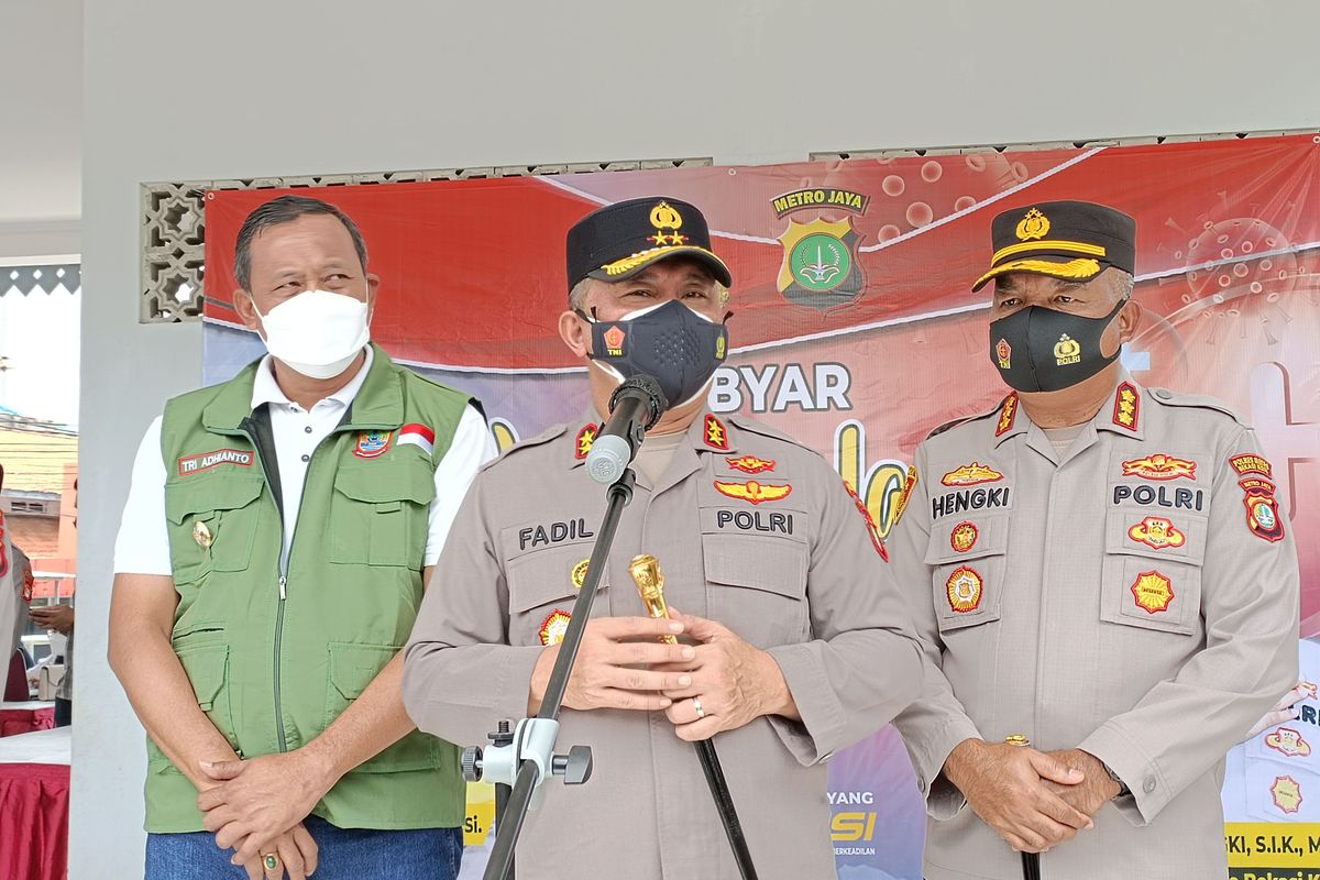 Kapolda Metro Jaya Irjen Pol Fadil Imran (tengah) saat mendatangi gelaran vaksinasi merdeka di Alun-Alun M.Hasibuan Kota Bekasi, Jawa Barat, Rabu (23/2/2022). (KOMPAS.com/Joy Andre T) 