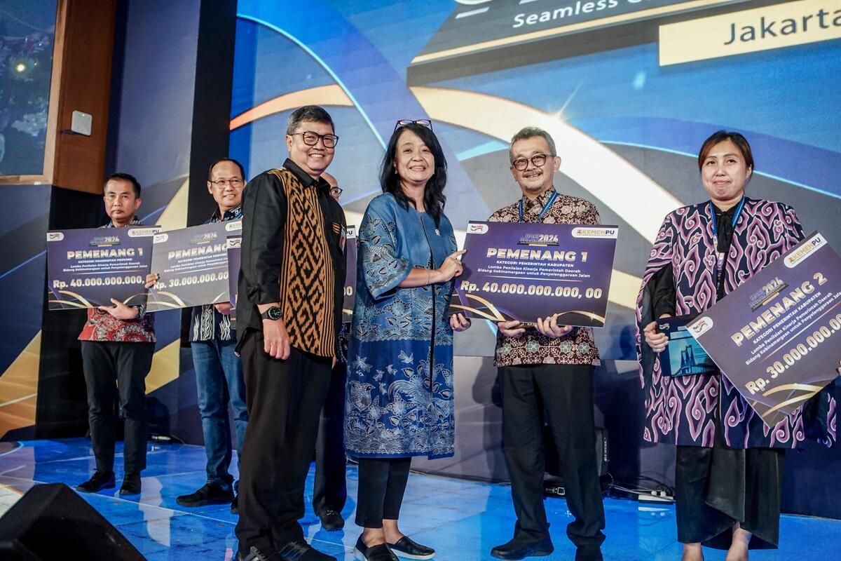 Penjabat Bupati Ciamis, Budi Waluya (dua kanan) menerima penghargaan dari Kementerian PU di Jakarta, Jumat (20/12/2024) malam.