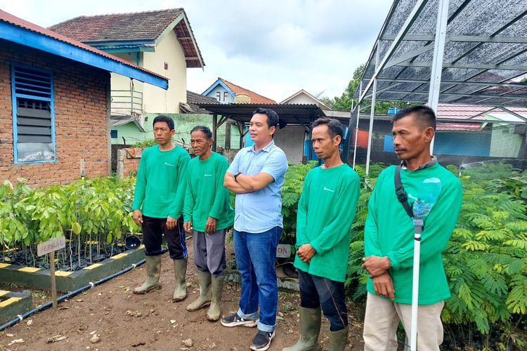 PTBA melibatkan Febri Sumantri bersama warga setempat dalam kegiatan reklamasi tambang