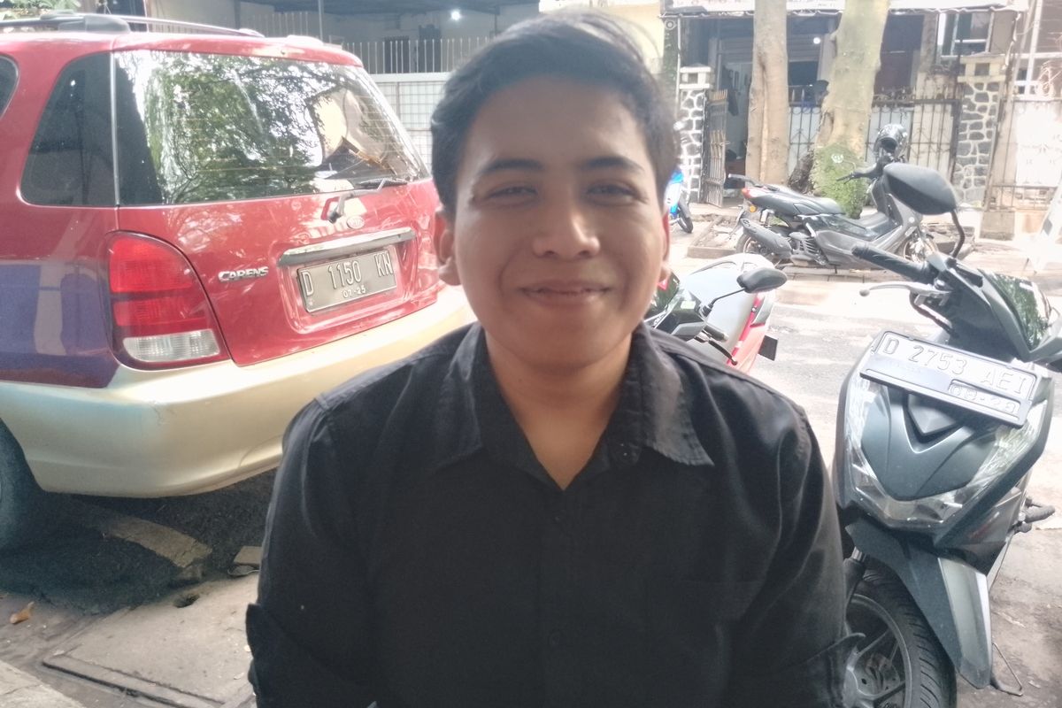 Niko Prayoga (22) perantau asal Kabupaten Kuningan yang berkerja di Kota Bandung mengaku harus berangkat 2 jam lebih awal agar bisa terhindar macet di jalanan utama Kota Bandung, Jumat (24/1/2025).