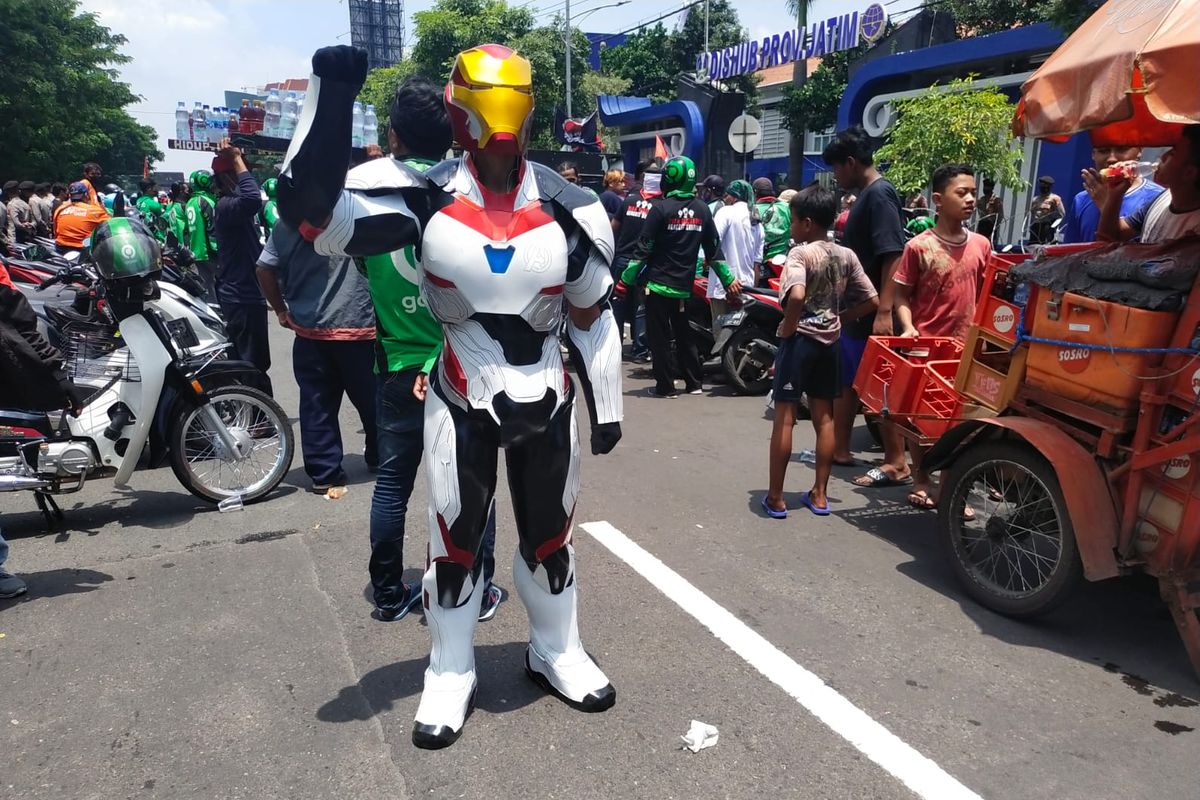 Iron-Man Prasteyo saat ikut aksi ojol menolak tarif biaya ongkosan, Kamis (24/3/2022).