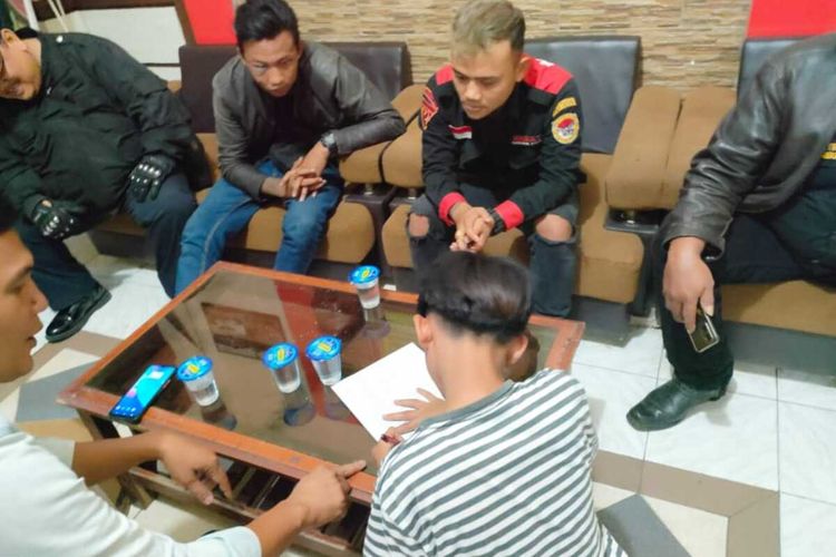 Tersebar sebuah video yang diduga aksi tawuran di Cicalengka, Kabupaten Bandung, Jawa Barat, dalam video tersebut terdengar ada letusan senjata api.