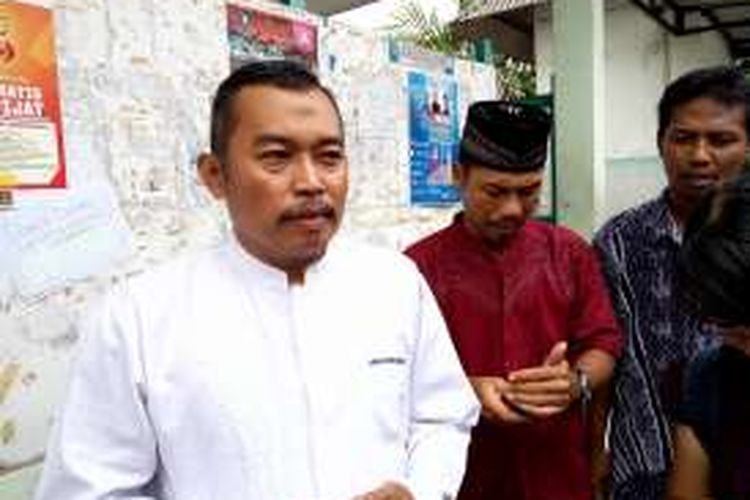 Rudi, kakak sepupu Kpt Cpn Agung Kurniawan saat menemui wartawan usai mengikuti sholat Ghoib