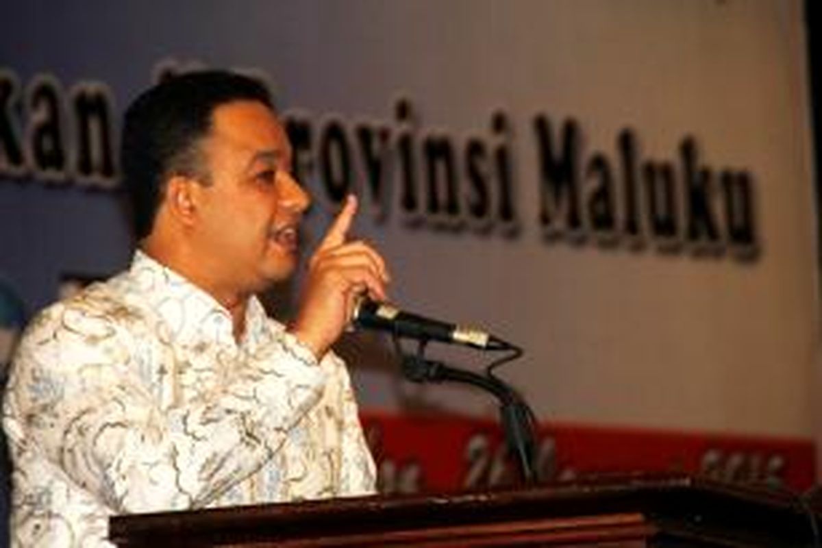 Menteri Pendidikan Dasar dan Kebudayaan Anies Baswedan menyampaikan sambutan dalam acara ramah tamah bersama ratusan guru se-Kota Ambon di Baileo Siwalima Ambon, Senin (26/1/2015).