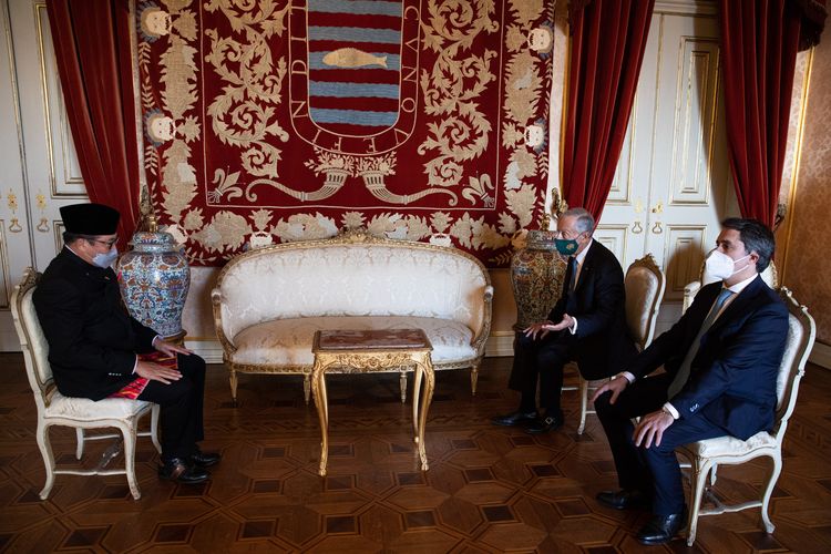 Pertemuan antara Dubes RI Lisabon dengan Presiden Portugal Marcelo Rebelo de Sousa. Presiden Portugal didampingi oleh Sekretaris Negara bidang Hubungan Luar Negeri Francisco Andre di Lisabon, Selasa (18/1/2022).