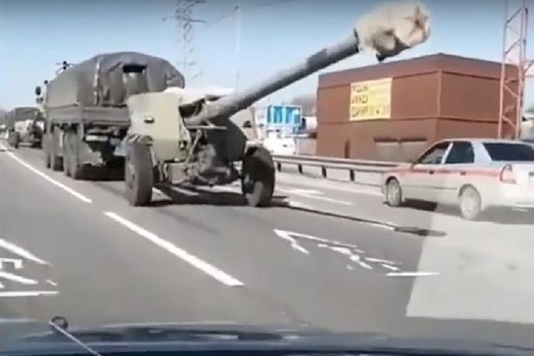 Potongan video yang beredar di internet memperlihatkan artileri Rusia tengah digerakkan, di mana dugaan mereka makin mendekati wilayah Ukraina.
