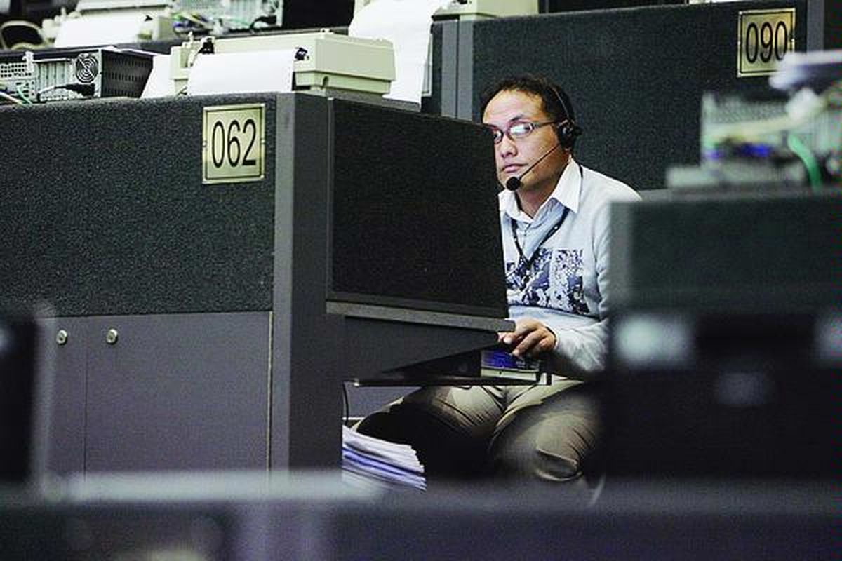 Pialang memantau perkembangan harga saham di lantai Bursa Efek Indonesia, Jakarta.