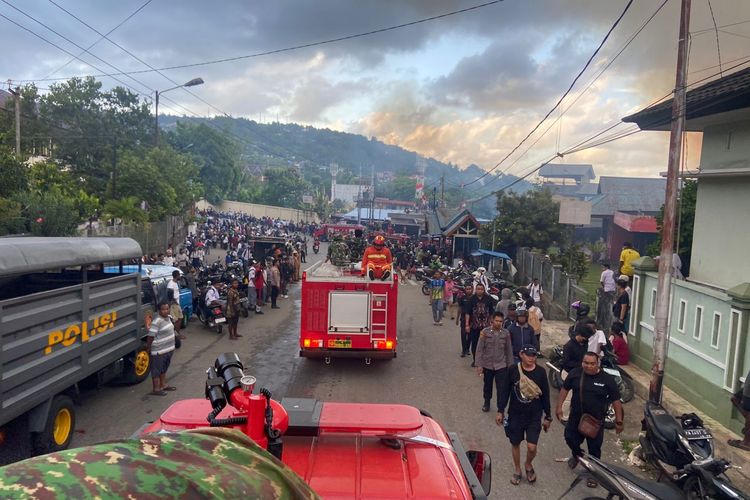 TNI Kerahkan 6 Mobil PMK Bantu Padamkan Kebakaran Rumah Nelayan di Jayapura
