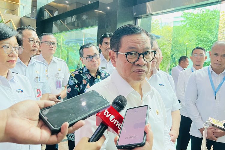 Gubernur DKI Jakarta Pramono Anung memberikan tanggapan soal Dana Rp14,6 triliun milik Pemprov DKI Jakarta yang masih mengendap di bank di Kantor BPKP, Jakarta Timur, Rabu (22/10/2025).