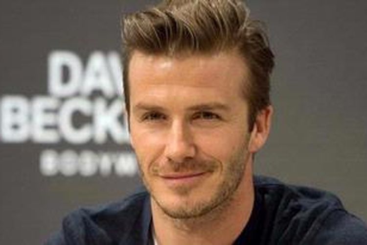 Pesepak bola Inggris milik Paris Saint Germain, David Beckham, tengah bertugas komersial di toko H&M di Berlin, Jerman, Selasa (19/3/2013). 