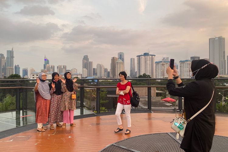 Suasana di skywalk Senayan Park, Selasa (7/3/2023). 