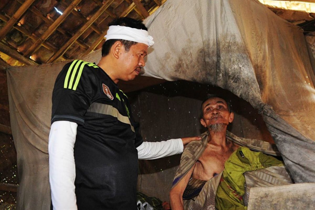 Bupati Purwakarta Dedi Mulyadi bersama salah satu kakek yang diterlantarkan keluarganya. Kisah-kisah sedih mereka yang menginspirasi Dedi meluncurkan program orangtua asuh. 