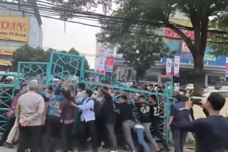 2 Kelompok Saling Dorong di Madrasah Pembangunan Pamulang Tangsel hingga Pagar Roboh