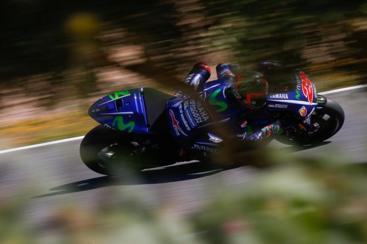 Pebalap Movistar Yamaha MotoGP asal Spanyol, Maverick Vinales, memacu motornya pada tes di Sirkuit Jerez, Spanyol, Senin (9/4/2017).