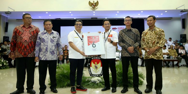 Ketua Umum Partai Garuda Ahmad Ridha Sabana (ketiga dari kiri) menunjukkan nomor urut 6 saat Pengambilan Nomor Urut Partai Politik untuk Pemilu 2019 di Gedung Komisi Pemilihan Umum (KPU), Minggu (18/2/2018). Empatbelas partai politik (parpol) nasional dan empat partai politik lokal Aceh lolos verifikasi faktual untuk mengikuti Pemilu 2019.