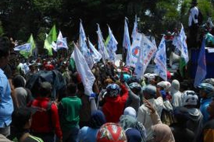 Ribuan buruh Demak saat mengepung Pendopo Demak, tuntut UMK Demak , Rabu ( 11/11/2015 ) 