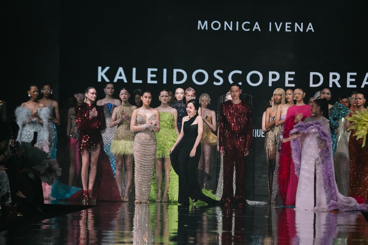 Koleksi busana Monica Ivena Kaleidoscope Dreams di St Regis, Jakarta