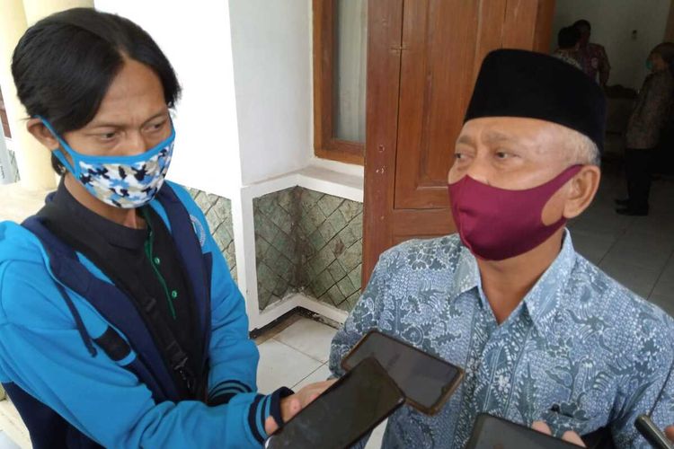 Ketua DPRD Tuban, Miyadi saat memberikan keterangan kepada wartawan di Tuban