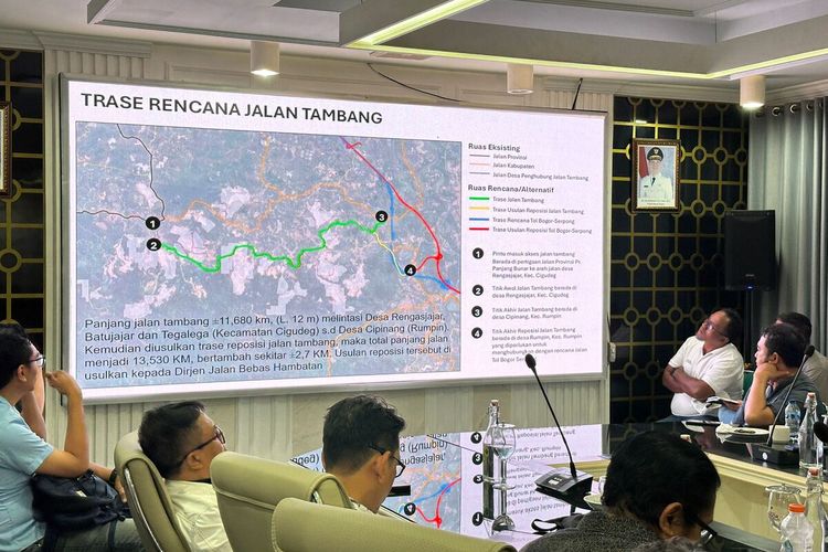 Pemerintah Kabupaten Bogor menggelar rapat percepatan pembebasan tanah untuk pembangunan infrastruktur jalan. Rapat tersebut dipimpin Wakil Bupati Bogor, Ade Ruhandi di Ruang Wakil Bupati Bogor, Cibinong pada Jumat (17/10/25).