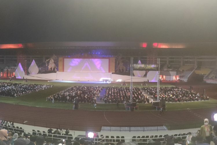 Penampilan grup musik humor Pecas Ndahe pada upacara pembukaan ASEAN Para Games 2022 di Stadion Manahan, Solo, pada Sabtu (30/7/2022).