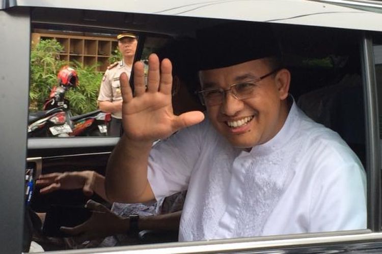 Calon gubernur DKI Jakarta, Anies Baswedan usai shalat Jumat di Masjid Al Mughni, Jakarta Selatan, Jumat (10/3/2017).