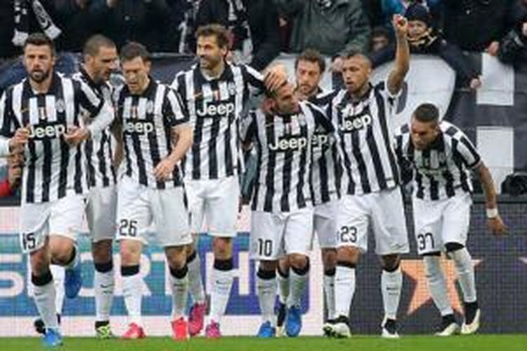 Para pemain Juventus melakukan selebrasi merayakan gol Carlos Tevez. 